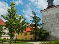 Kula Lotrščak, pogled iz parka Bele IV  Kule je nakon gubitka obrambene funkcije više puta adaptirana za stambenu uporabu, a konačni oblik dobit će u 19. stoljeću (nakon više prijedloga rekonstrukcije). Zanimljivo je da kula originalno nije imala današnje ime „Lotrščak“; ono je novijeg datuma.